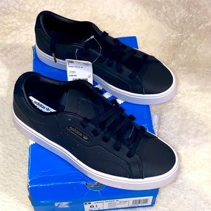 Adidas sleek black shoe. Unused/ unisex